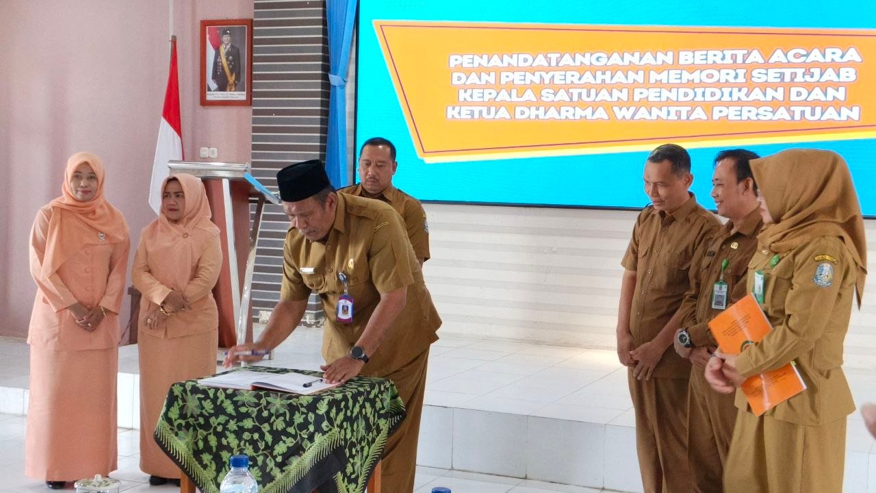 Kacabdindik Wilayah BojonegorO-Tuban, Hidayat Rahman, saat Penandatanganan Berita Acara dan Memori Sertijab